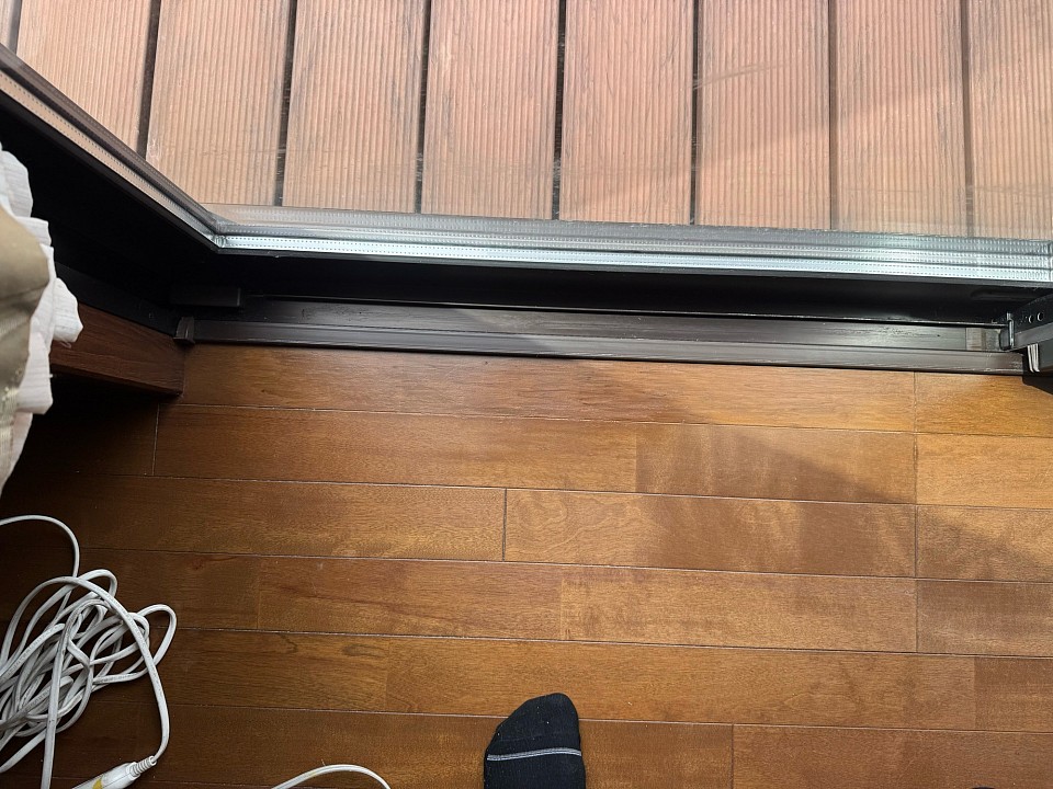 掃き出しフローリング腐食直し済み例
